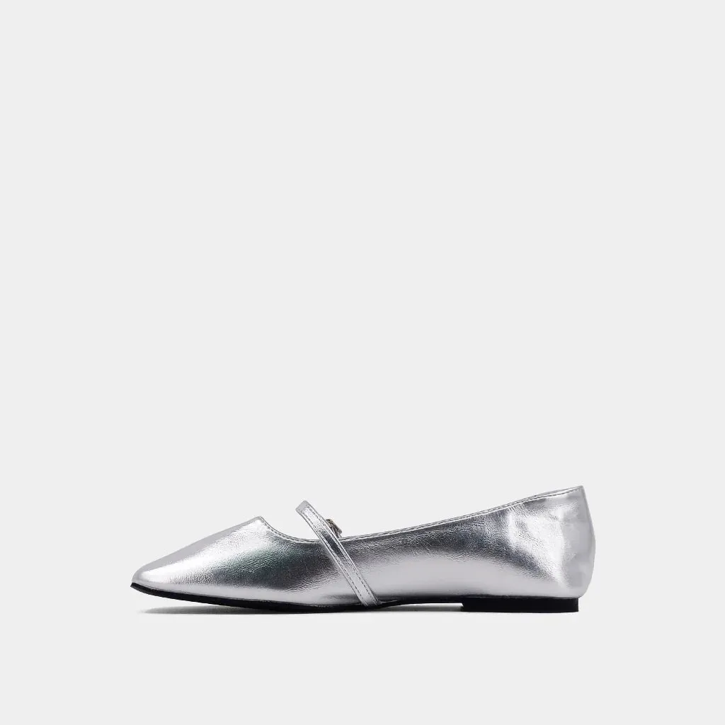 Adele Flat