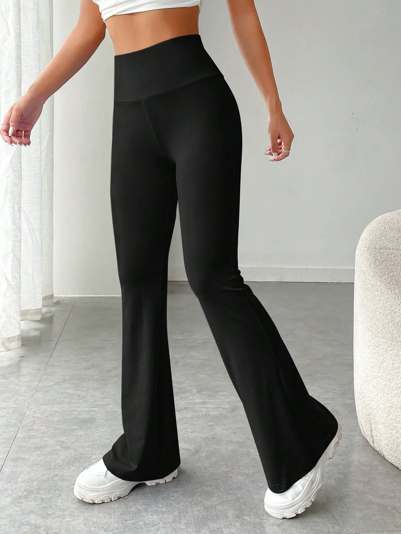 Cherry Vibes: Pantalones negros de pierna acampanada para mujer
