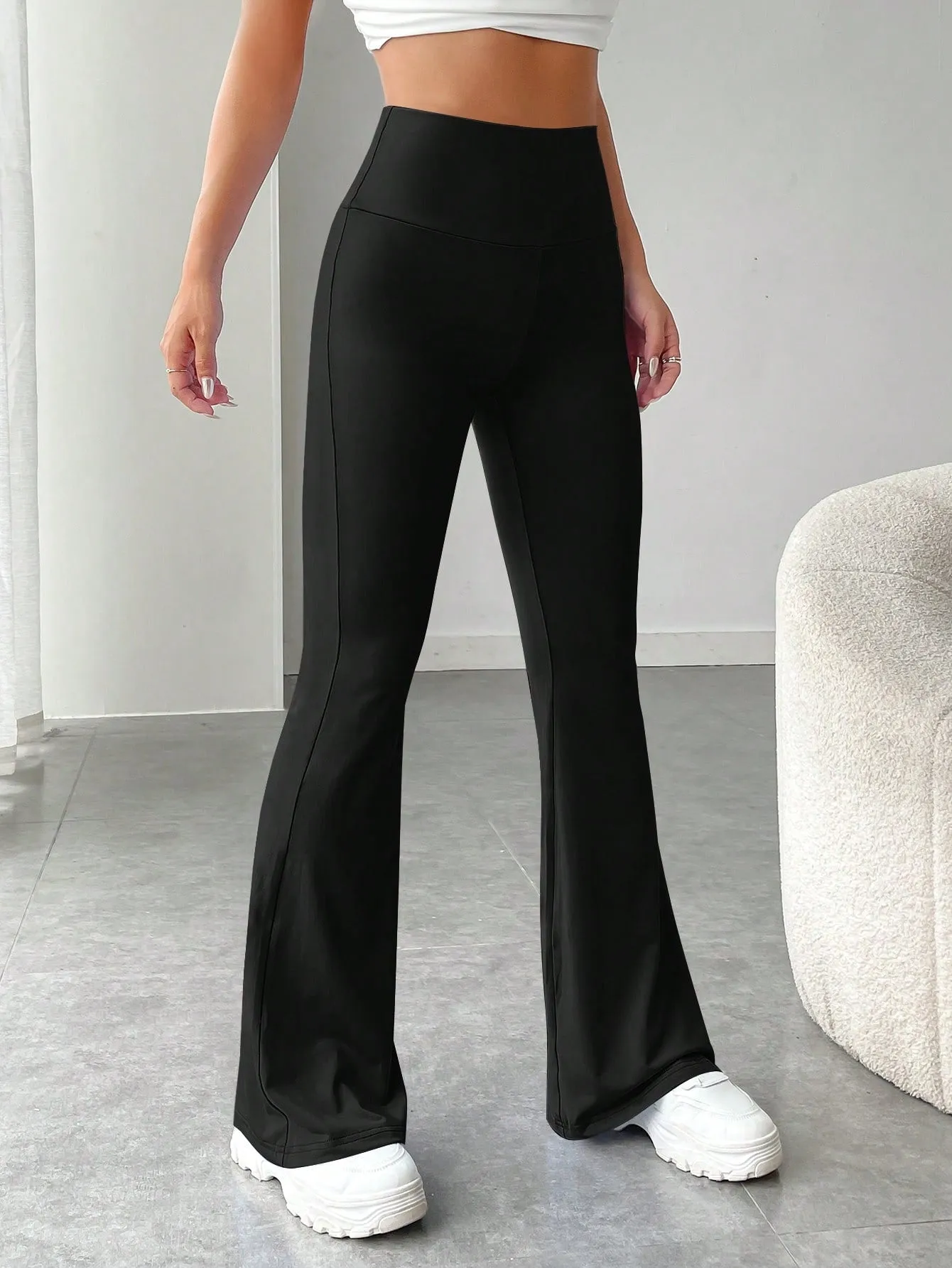Cherry Vibes: Pantalones negros de pierna acampanada para mujer