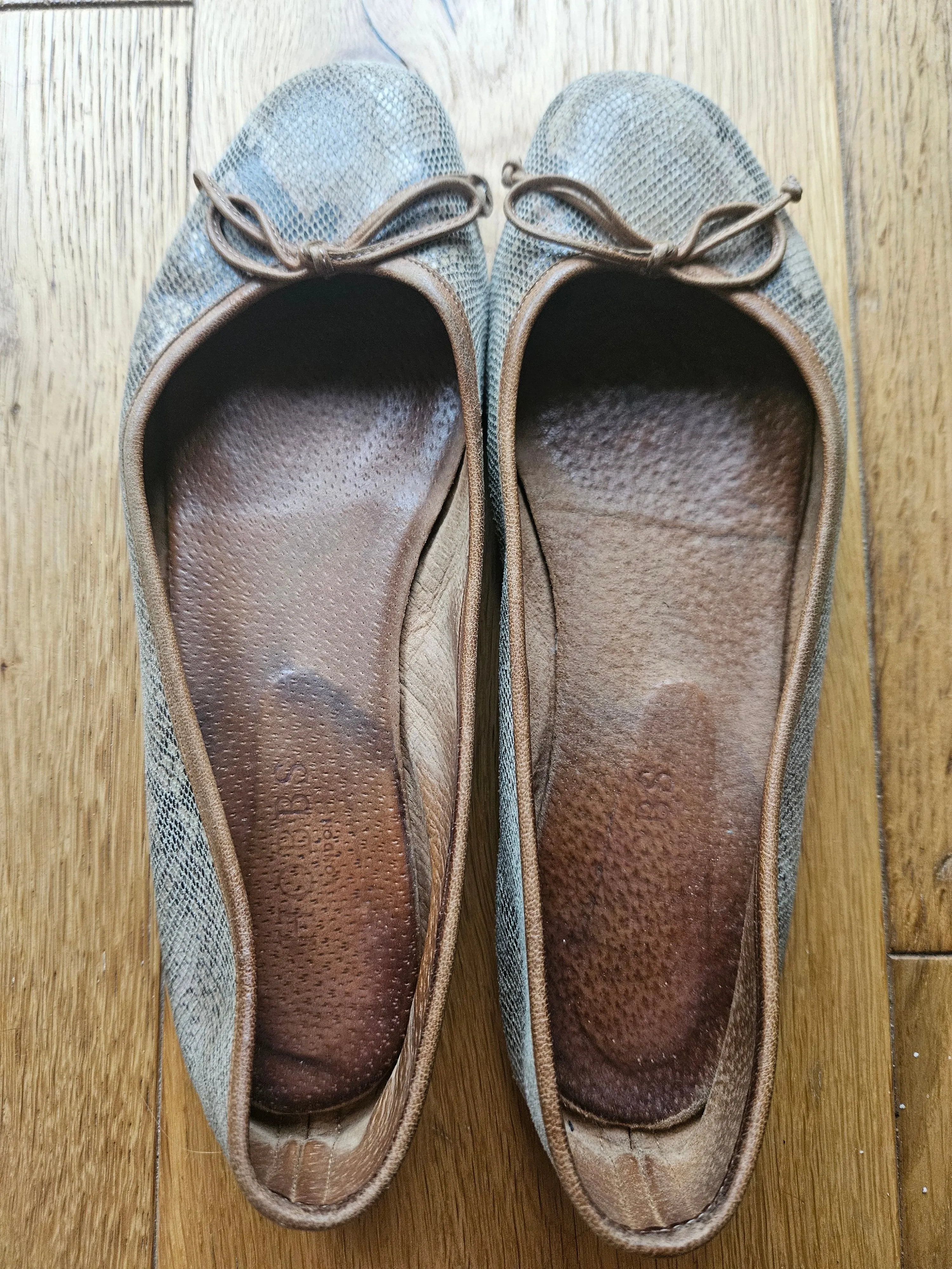 Hobbs Flats UK5, Well Worn with imprints
